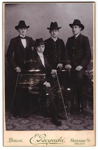 Fotografie E. Bogacki, Berlin, Burschen - Quartett im Anzug mit Hut und Spazierstock