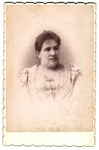 Fotografie Fotograf unbekannt, Montevideo, Calle Cerro 21, Portrait Bertha Gschwinder im Kleid mit Brosche 1895