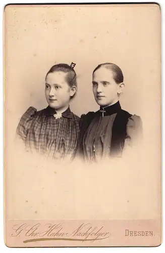 Fotografie G. Chr. Hahn Nachfolger, Dresden, Waisenhausstr. 30, junge Damen mit Kragenbrosche festlich gekleidet