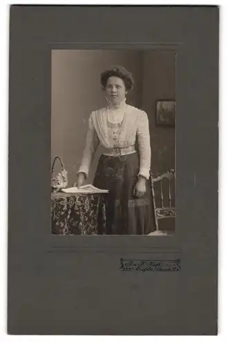 Fotografie P. & H. Koch, Crefeld, Rheinstr. 32, Dame mit Halskette trägt helle Bluse mit Spitze