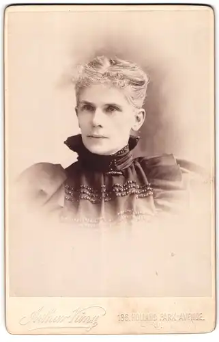 Fotografie Arthur King, London, 136 Holland Park Avenue, Portrait Dame trägt schwarze Bluse mit Aufstellkragen 1897