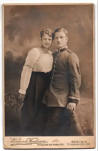 Fotografie Richard Kasbaum, Berlin, Friedrichstr. 125, Artillerie Uffz. in Uniform mit Schulterstück Rgt. 9 nebst Gattin