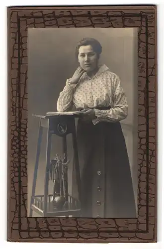 Fotografie Th. Janda, Wien, Ottakringerstr. 103, Brünette Dame trägt helle Bluse & schwarzen Rock