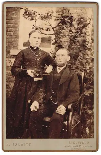 Fotografie E. Horwitz, Bielefeld, Niedernwall-Promenade, älteres Ehepaar im Biedermeierkleid mit Halskette und im Anzug