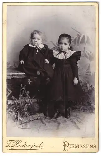 Fotografie F. Hackenjost, Pirmasens, zwei niedliche Mädchen in dunklen Kleidern mit Spitzenkragen
