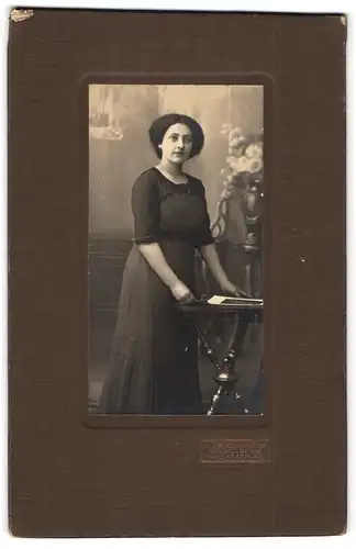 Fotografie K. Friedenberg, Heidelberg, Hauptstr. 42, junge Dame im dunklen Kleid mit Halskette