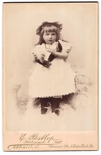 Fotografie E. Postlep, Berlin, Mädchen Paula Nerlich im Kleidchen mit Puppen im Arm