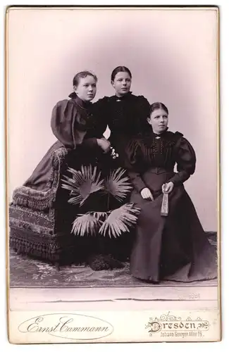 Fotografie Ernst Cammann, Dresden, drei junge Damen in Biedermeierkleidern mit Fächer posieren im Atelier