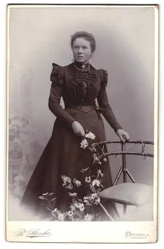 Fotografie R. Stanke, Dresden, Uhlandstr. 6, junge Dame im dunklen Biedermeierkleid mit Perlenkette