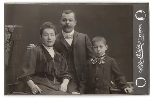 Fotografie Otto Gehler, Leipzig, Turnerstr. 11, Mutter und Vater mit ihrem Sohn in feiner Kleidung