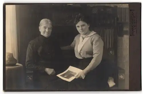 Fotografie Richard Hertzsch, Leisnig, ältere Dame mit ihrer Tochter im heimischen Wohnzimmer