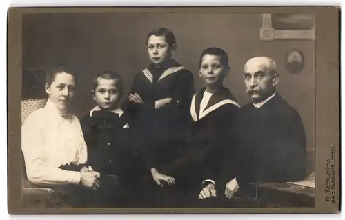 Fotografie H. Ketelhohn, Bad Oldesloe, Mutter und Vater mit ihren drei Söhnen in Matrosenanzügen