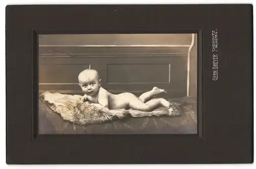 Fotografie Gerh. Dreyer, Chemnitz, Palmstr. 4, nacktes Kleinkind liegend auf einem Fell