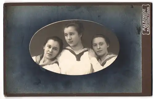 Fotografie Max Mennicke, Raschau i. Erzg., drei Schwestern in Matrosenkleidern posieren im Brustbild