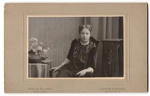 Fotografie Adolph Richter, Leipzig-Lindenau, junge Frau Nelly Bernhard im dunklen Kleid mit Spitzenkragen, 1907