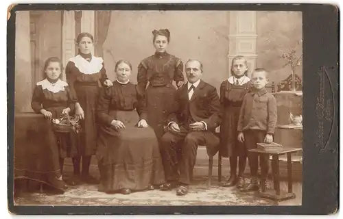 Fotografie Atelier C. Römmert, Helbra, Mutter und Vater mit ihren fünf Kindern im Atelier, Mutterglück, 1913