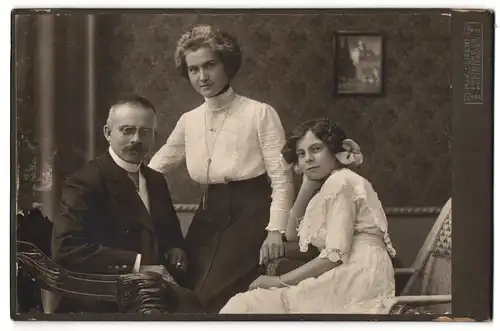 Fotografie Max Seifert, Freiberg i. Sa., Mutter und Vater mit ihrer Tochter im weissen Kleid, Zwickerbrille, 1913