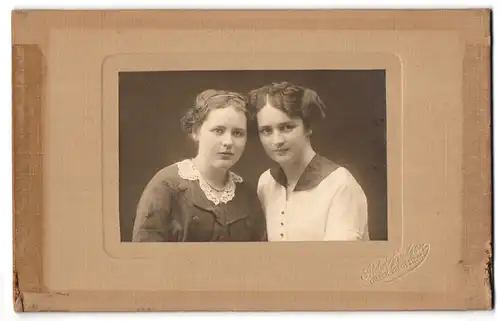 Fotografie Atelier Paulsen, Lübeck, Breitestr. 41, zwei junge Mädchen mit welligen Haaren posieren Kopf an Kopf