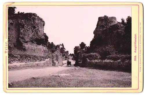 Fotografie Lichtdruck Römmler & Jonas, Dresden, Ansicht Trier, Kutsche fährt durch die Ruine des Amphieteater