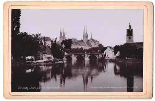 Fotografie Lichtdruck Fr. Stollberg, Merseburg, Ansicht Merseburg, Blick auf die Waterloobrücke mit Schloss und Dom