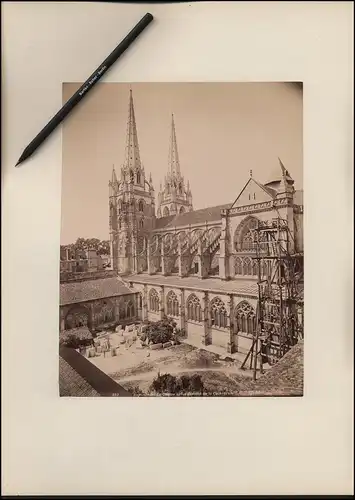 Fotografie ND Phot - Neurdein Freres, Paris, Ansicht Bayonne, Klosterhof und Kathedrale mit Baugerüst