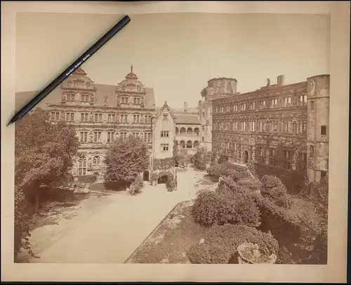 Fotografie unbekannter Fotograf, Ansicht Heidelberg, Blick über den Schlosshof