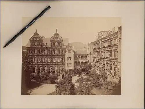 Fotografie unbekannter Fotograf, Ansicht Heidelberg, Blick über den Schlosshof
