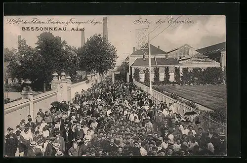 AK Angers, Filatures Corderies Tissages Bessonneau, Sortie des Ouvriers