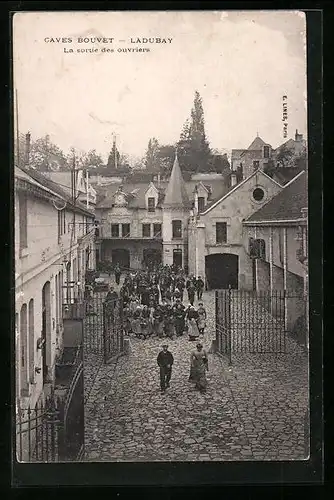 AK Saint-Hilaire-Saint-Florent, Caves Bouvet-Ladubay, La sortie des ouvriers