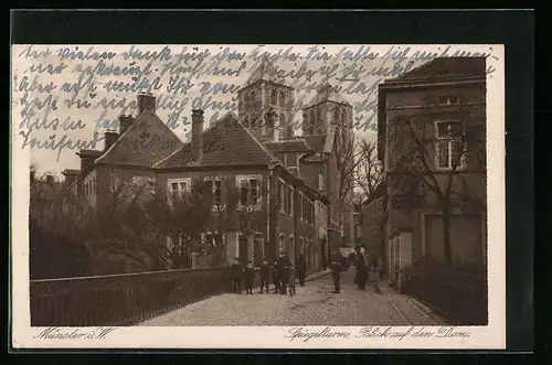 AK Münster i. W., Strassenpartie mit Spiegelturm, Domblick
