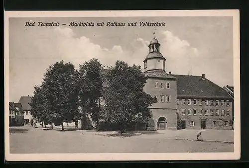 AK Bad Tennstedt, Marktplatz mit Rathaus und Volksschule