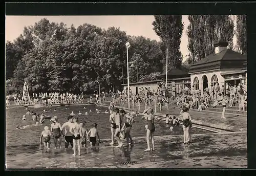 AK Apolda, Schwimmbad mit Besuchern