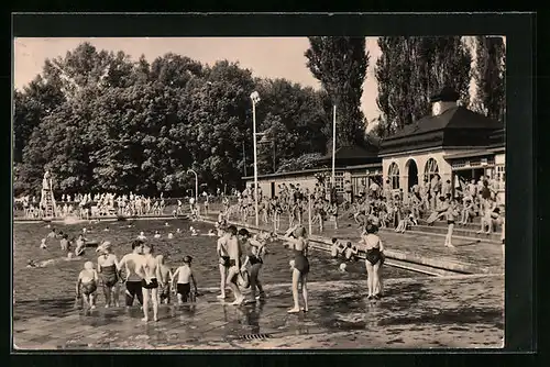 AK Apolda, Schwimmbad mit Besuchern