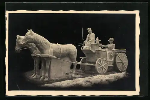 AK Kutsche mit Reisenden als Schneeplastik