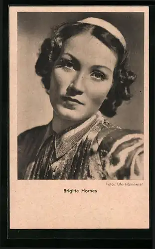 AK Schauspielerin Brigitte Horney mit Haarband