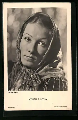 AK Schauspielerin Brigitte Horney mit fransigem Kopftuch