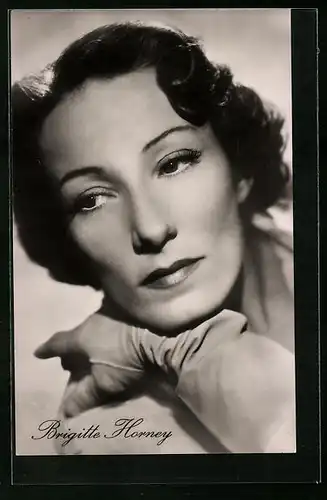 AK Schauspielerin Brigitte Horney mit Handschuhen