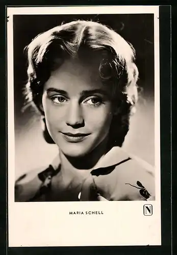 AK Schauspielerin Maria Schell mit schüchternem Blick