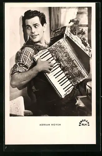AK Schauspieler Adrian Hoven mit einem Akkordeon