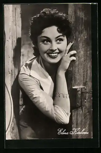 AK Schauspielerin Elma Karlowa schaut durch einen Türspalt