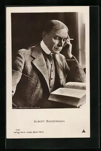 AK Schauspieler Albert Bassermann bei der Lektüre