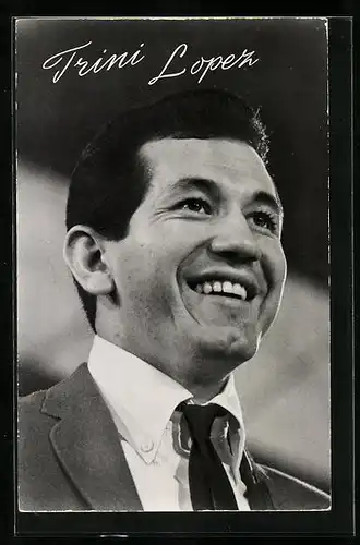 AK Schauspieler Trini Lopez mit charmantem Lächeln
