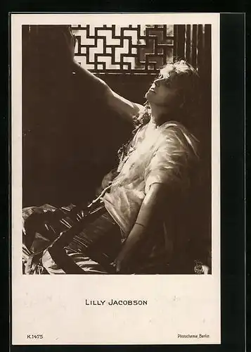AK Schauspielerin Lilly Jacobson sitzt traurig am Fenster