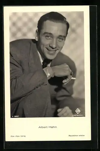 AK Schauspieler Albert Hehn mit Zigarette in der Hand