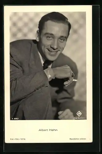 AK Schauspieler Albert Hehn mit Zigarette in der Hand