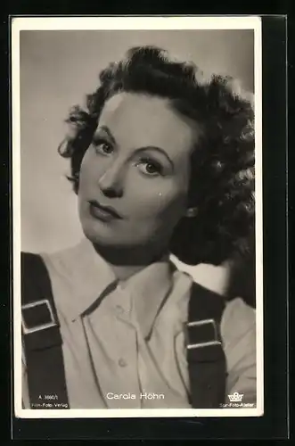 AK Schauspielerin Carola Höhn blickt fragend in die Kamera