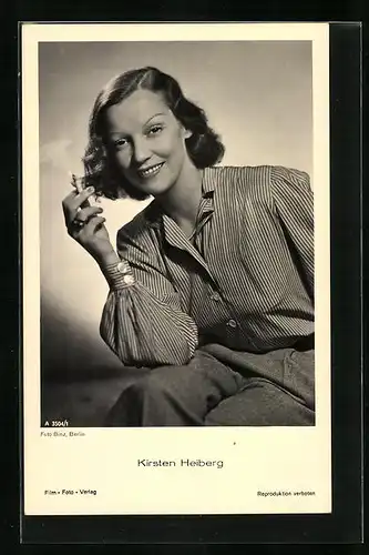 AK Schauspielerin Kirsten Heiberg mit Zigarette in der Hand