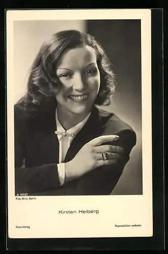 AK Schauspielerin Kirsten Heiberg lächelt charmant in die Kamera