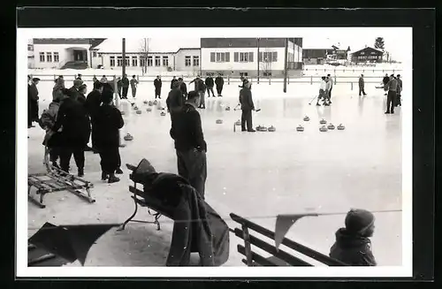 Foto-AK Herren auf der Eisbahn beim Curling, Wintersport