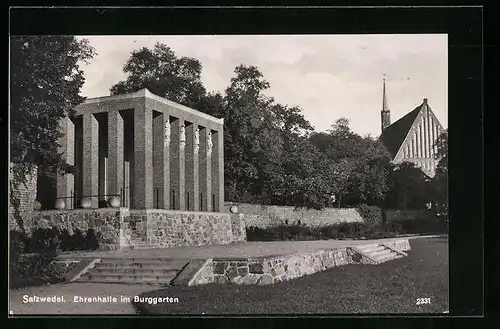 AK Salzwedel, Ehrenhalle und Kirche im Burggarten